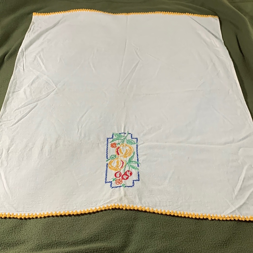 Large vintage embroidered dish towel. Approximately 26.75 x 31 - Picture 1 of 3